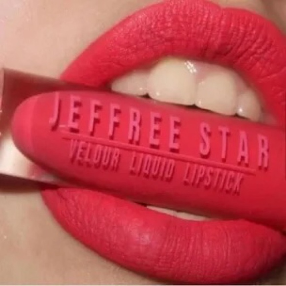 Jeffree Star Velour Liquid Lipstick in Shade StrawberryCrush— ❌DISCONTINUED❌